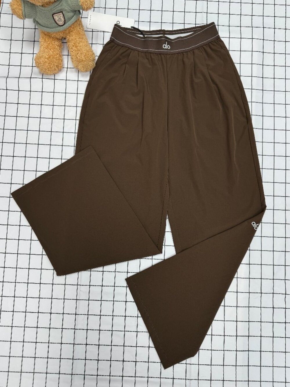 NWT ALO Yoga✨ comfortable and loose-fitting women's Espresso suit pants 🍸
